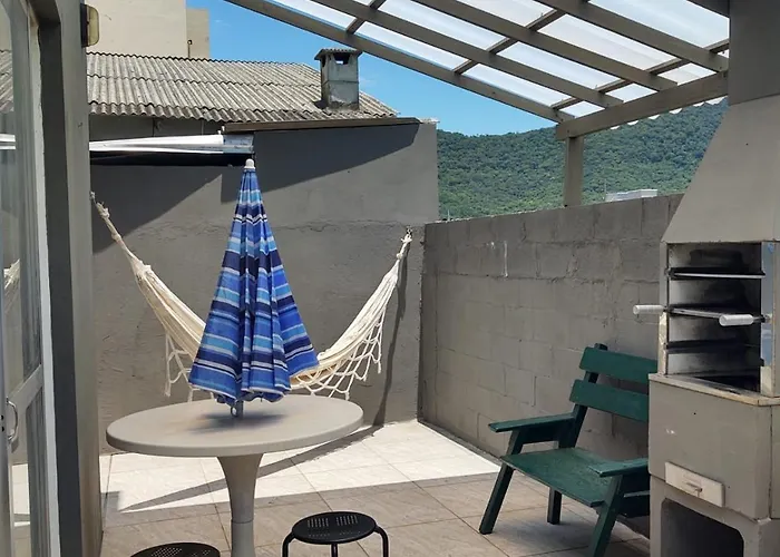 Casa com 2 suítes e quintal com churrasqueira
